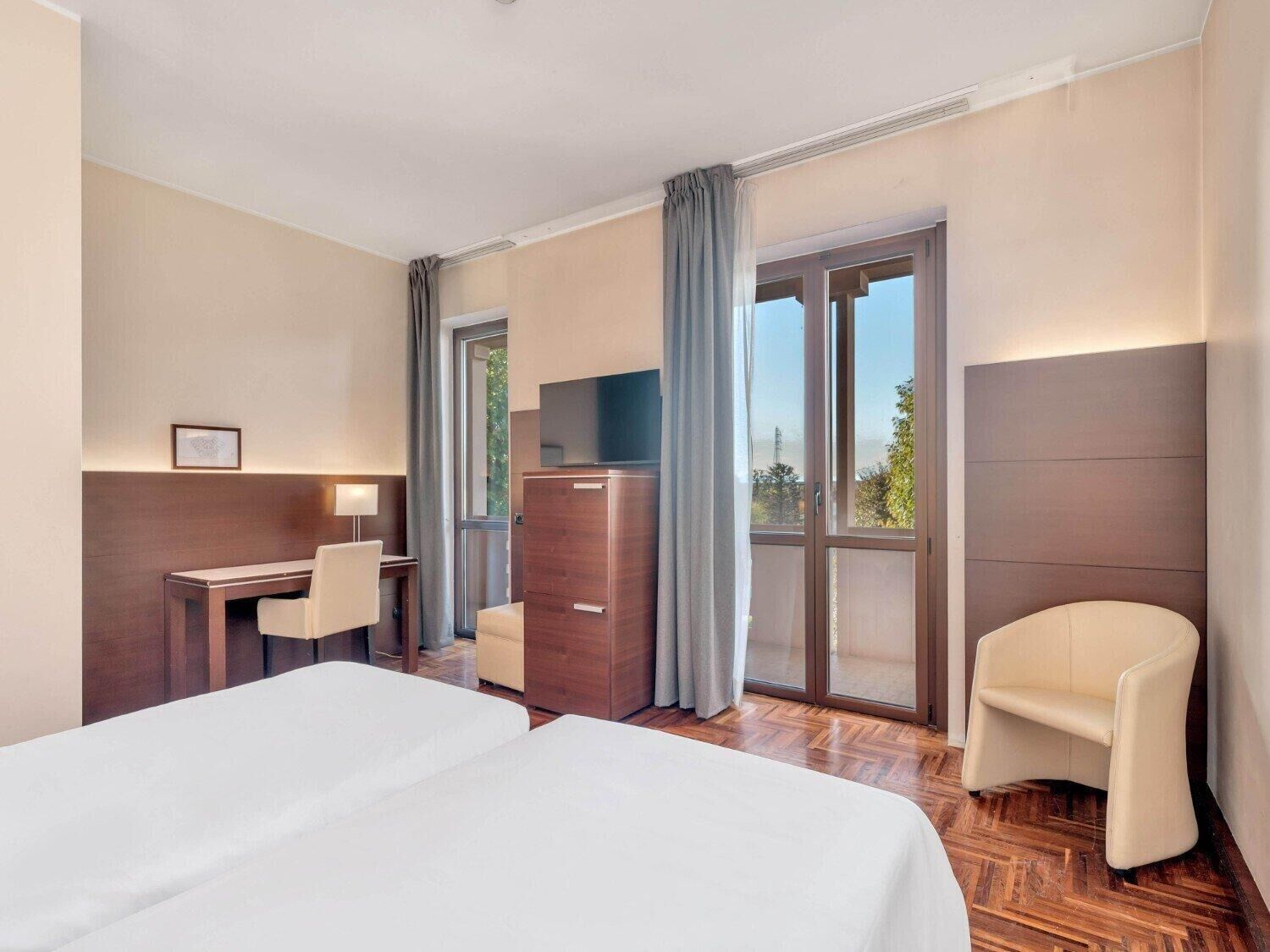 Standard tvåbäddsrum | Minibar, värdeförvaringsskåp på rummet och skrivbord