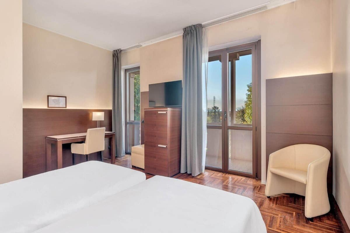 Standard-Zweibettzimmer | Minibar, Zimmersafe, Schreibtisch, Verdunkelungsvorhänge