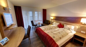 ملاءات للفراش لا تسبب الحساسية وخزنة داخل الغرفة ومكتب