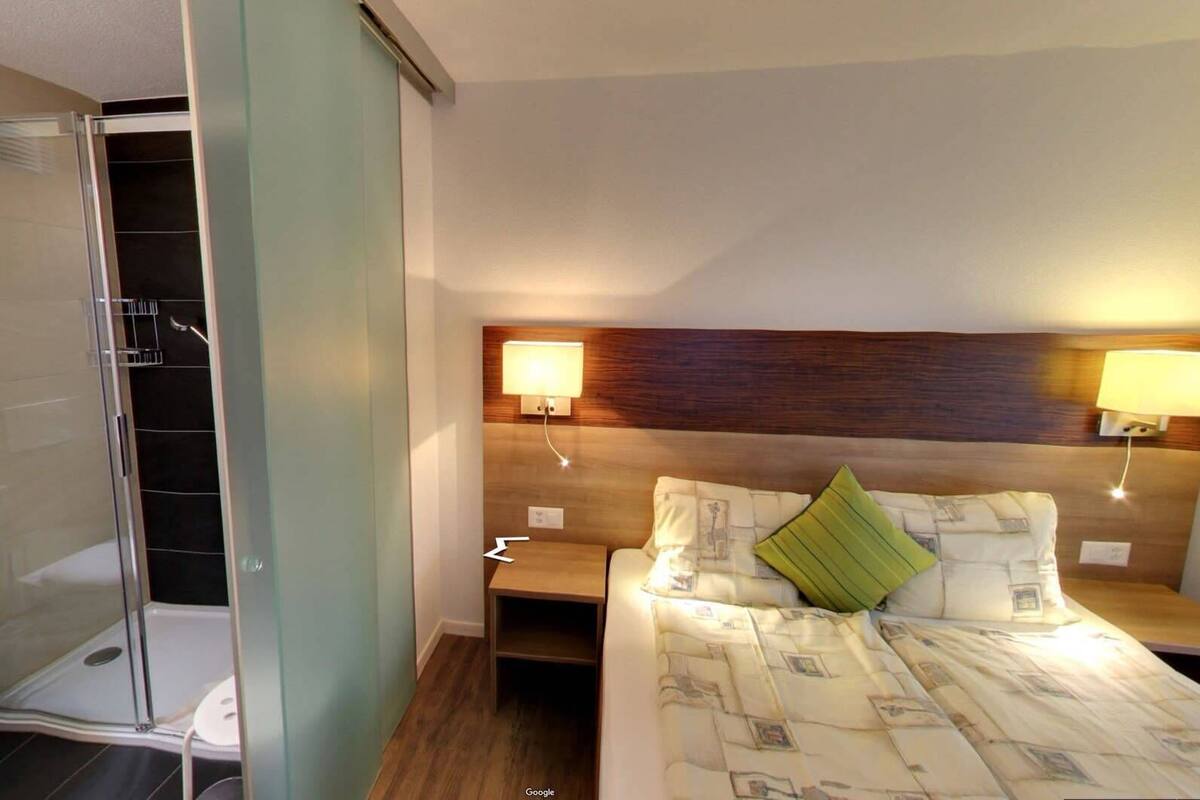 Hypo-allergenic bedding, in-room safe, desk, soundproofing