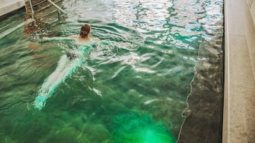 Un sauna, una bañera de hidromasaje, baño turco