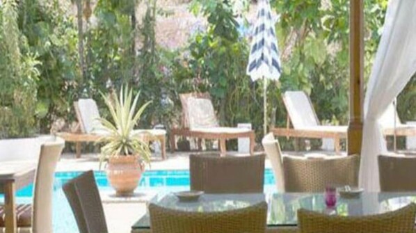 حمّام سباحة خارجي، مظلات على حمّام السباحة، مقاعد للتشمس