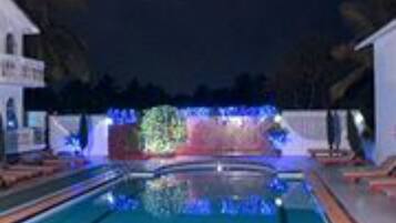 Outdoor pool, pool loungers