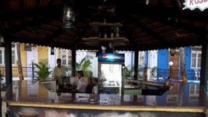 Una zona de bar con taburetes y una barra.