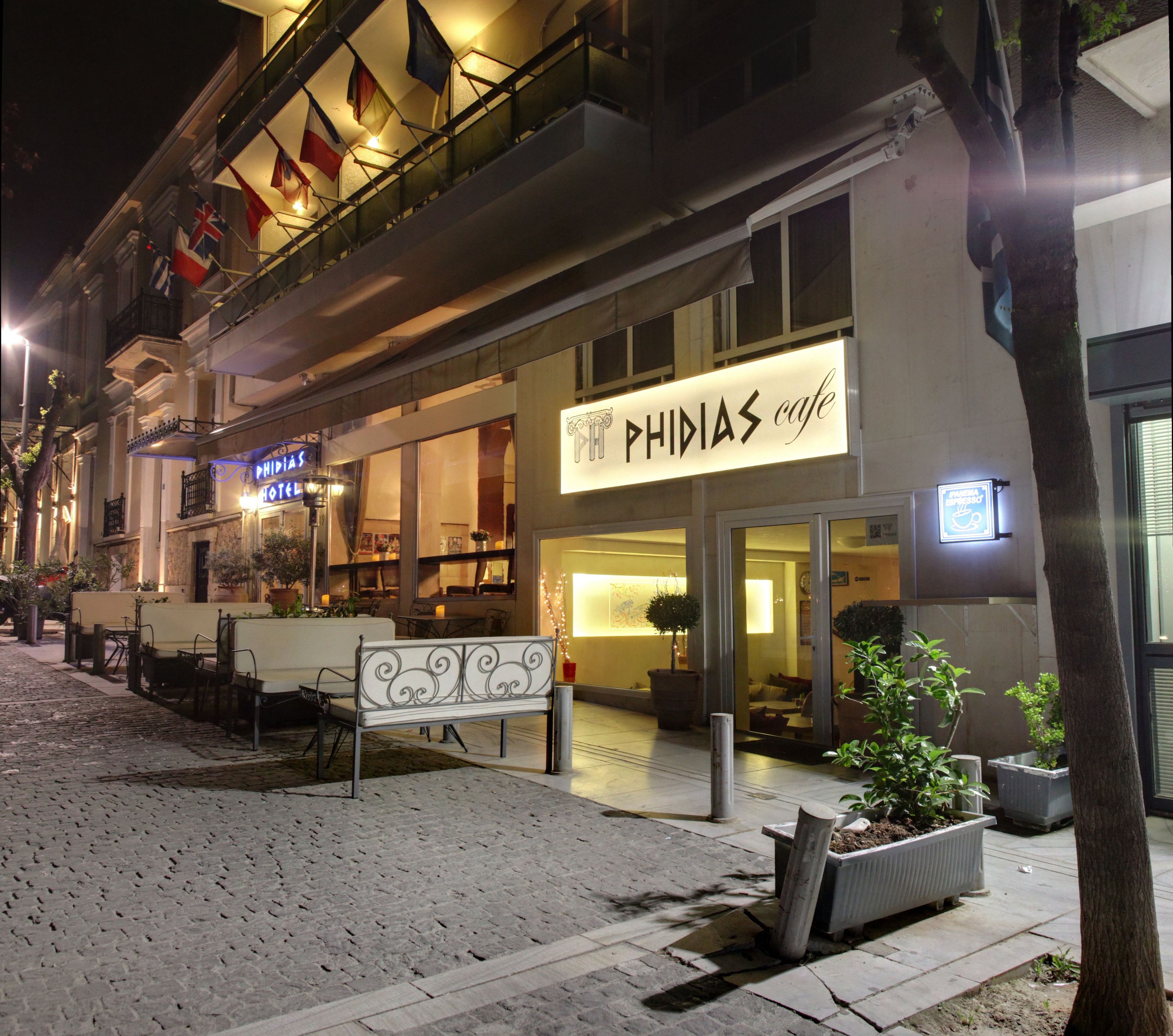 Café PHIDIAS con terraza y entrada visible.