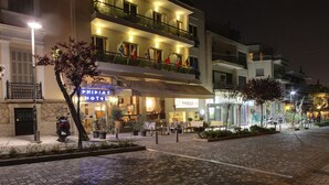 Un hôtel doté d’un restaurant au rez-de-chaussée et de chambres situées aux étages supérieurs.