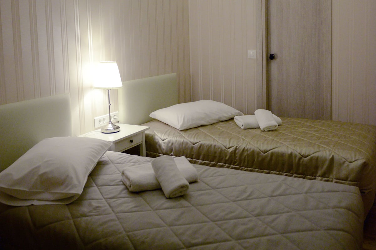 Economy kamer, 1 twee- of 2 eenpersoonsbedden, geen ramen | Donzen dekbedden, een kluis op de kamer, een bureau, een laptopwerkplek