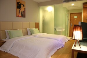 Edredones de plumas, escritorio, cortinas opacas