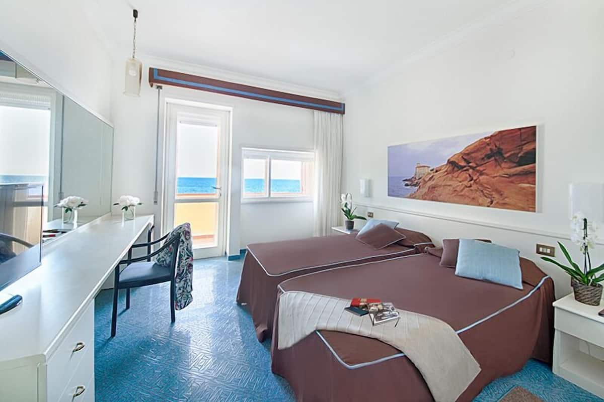 Superior-Doppel- oder -Zweibettzimmer, Balkon, Meerblick | Minibar, Zimmersafe, Schreibtisch, schallisolierte Zimmer