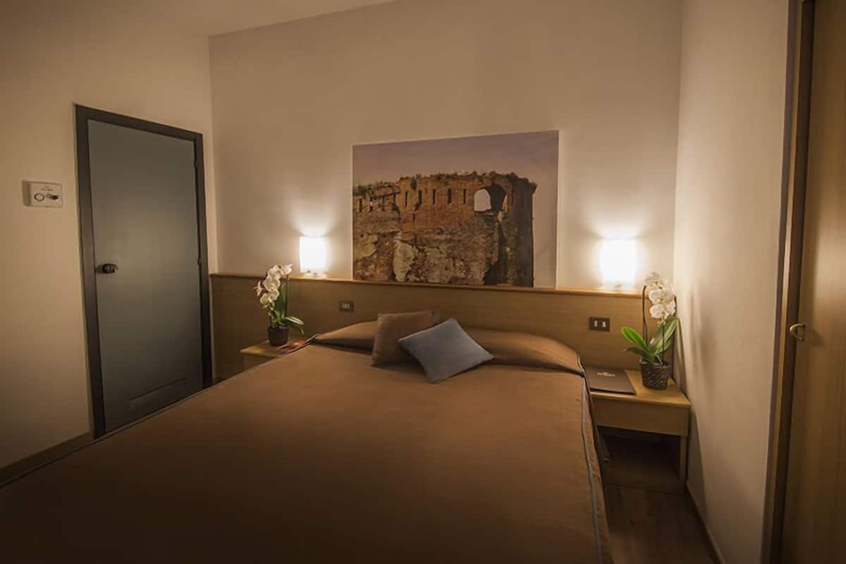 Economy-Zimmer, 1 Doppelbett oder 2 Einzelbetten | Minibar, Zimmersafe, Schreibtisch, schallisolierte Zimmer