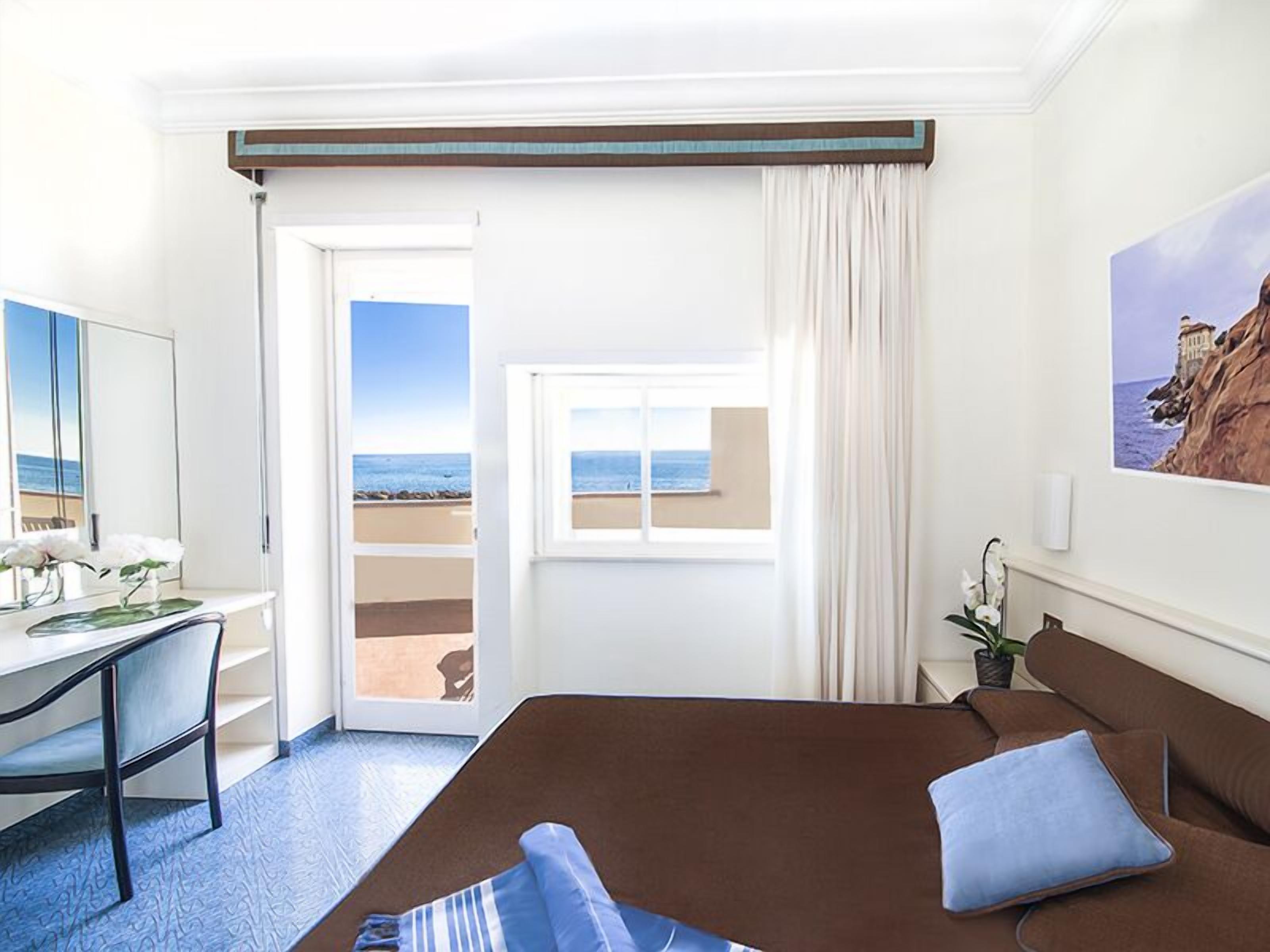 ميني بار وخزنة داخل الغرفة ومكتب وتجهيزات عازلة للصوت