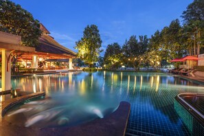 Outdoor pool, sun loungers - RatiLanna Riverside Spa Resort (Chiang Mai)