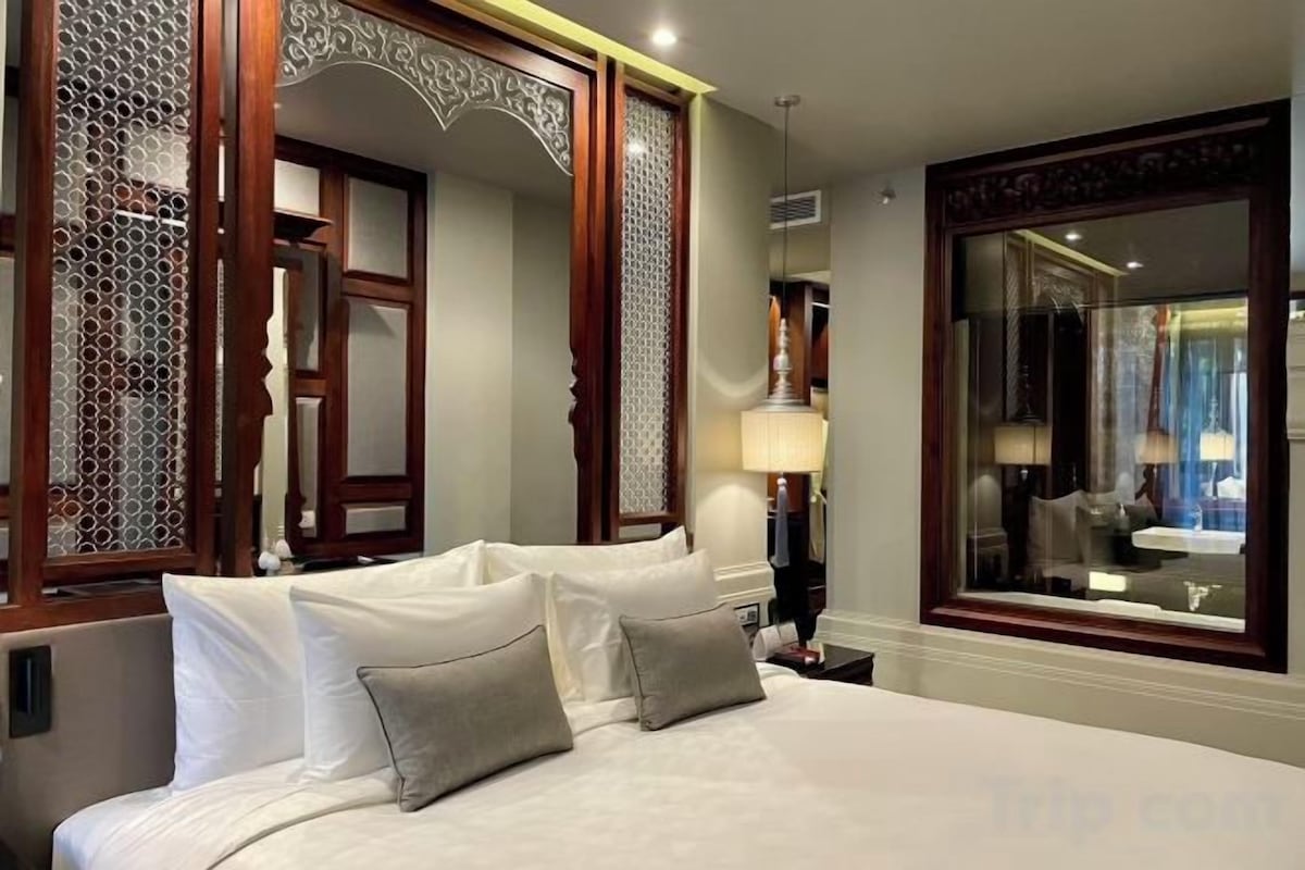 Premium bedding, down duvets, minibar, in-room safe