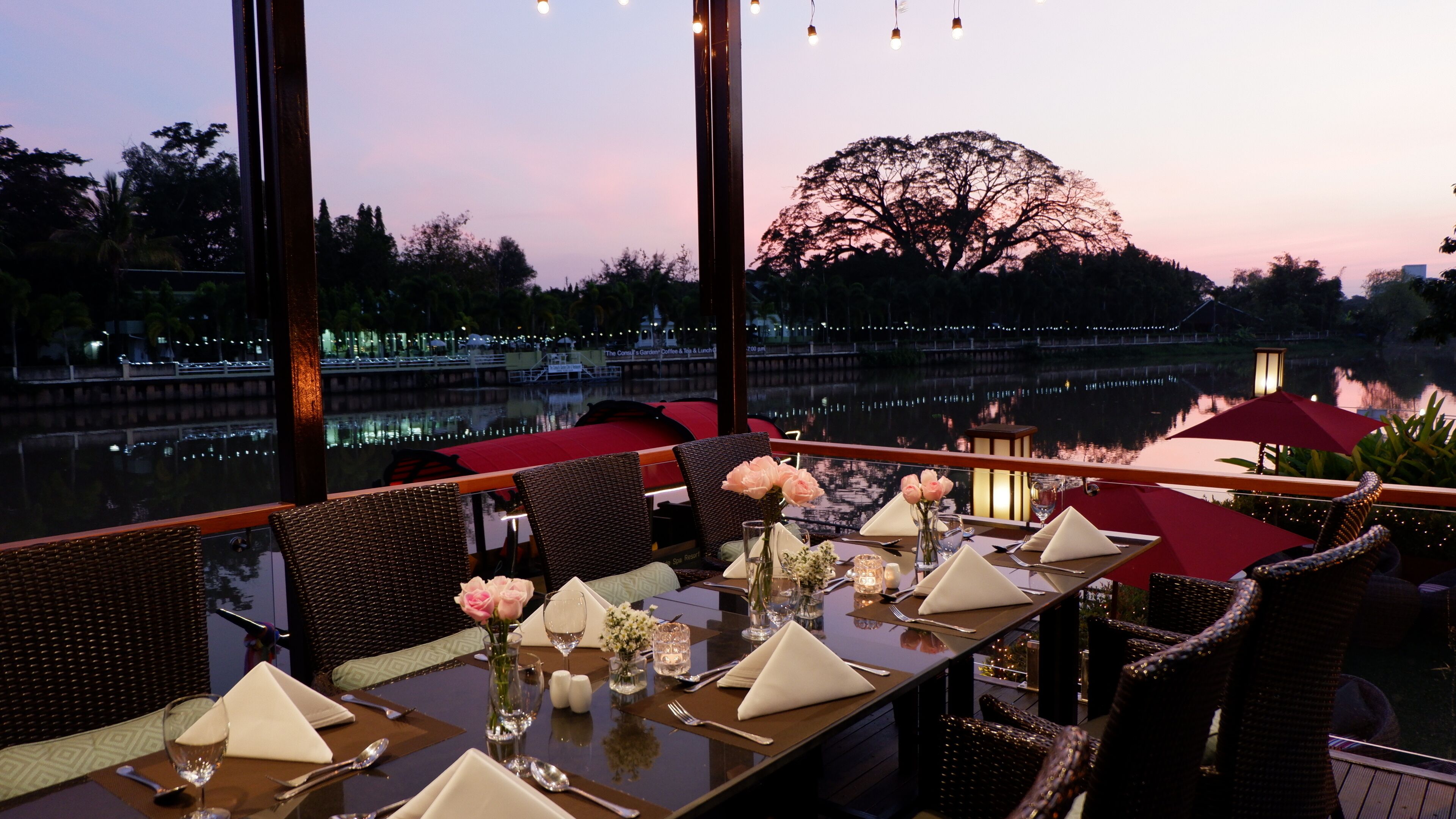 2 restaurantes; se sirven desayunos, almuerzos y cocina tailandesa 