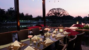 2 restaurants, breakfast, lunch, dinner served; Thai cuisine - RatiLanna Riverside Spa Resort (Chiang Mai)