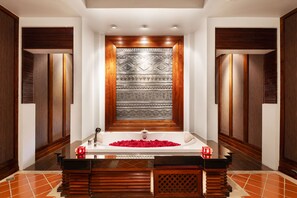 Couples treatment rooms, hot tub, body treatments, aromatherapy - RatiLanna Riverside Spa Resort (Chiang Mai)