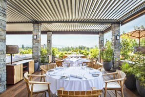 2 ristoranti; aperti a colazione, a pranzo, a cena, e per il brunch