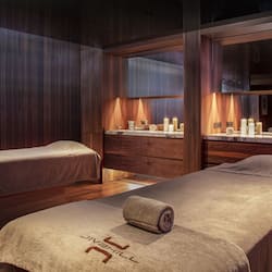 Een sauna, een bubbelbad, een stoombad, warm/mineraalwaterbronnen