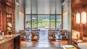 Sauna, hot tub, steam room, hot springs/mineral springs