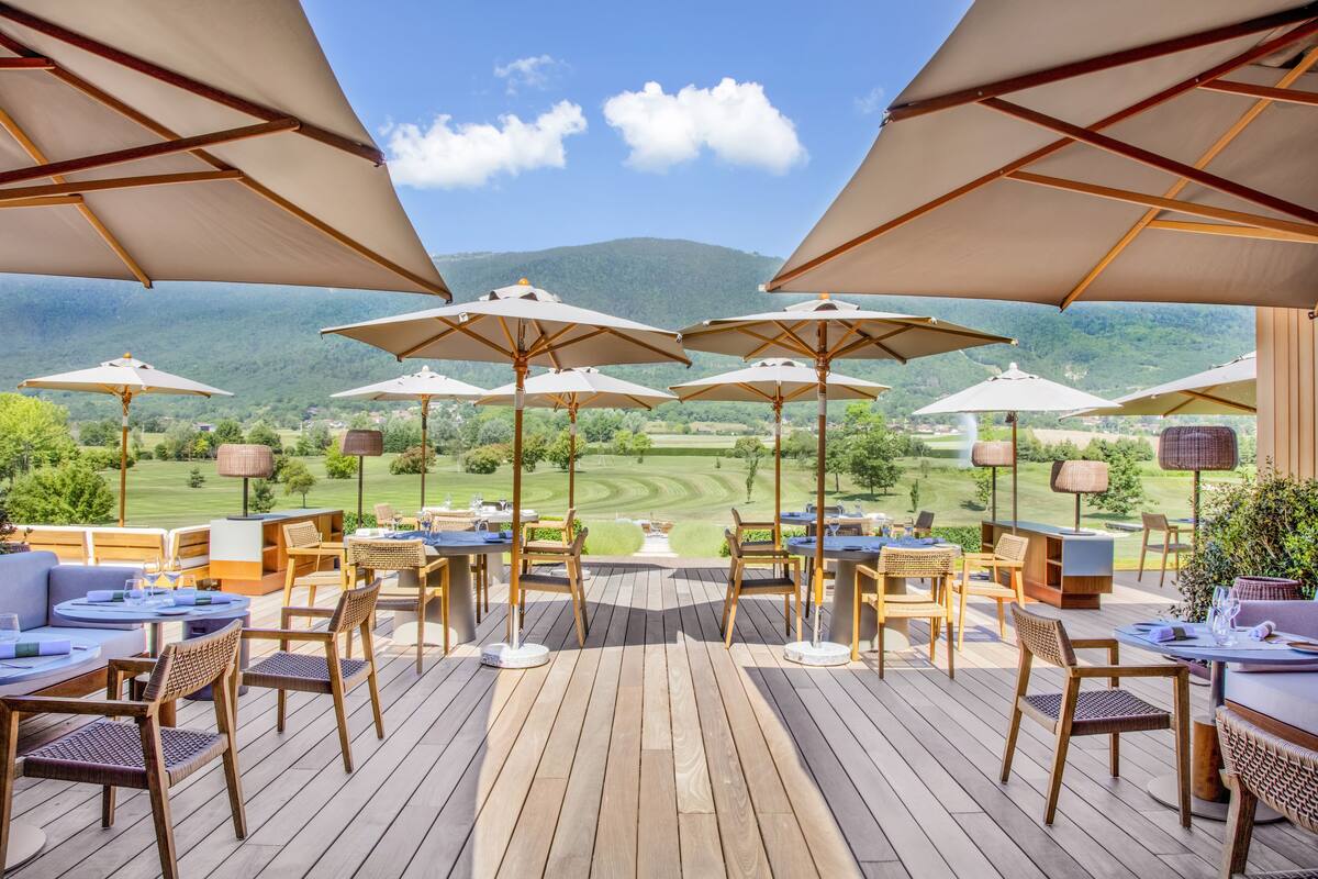 2 restaurants, breakfast, lunch, dinner served; french cuisine