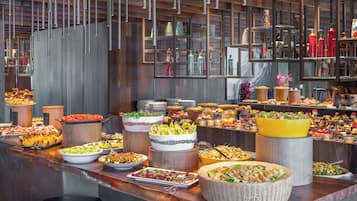 2 restaurants; breakfast, lunch, dinner and brunch served