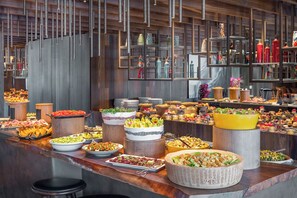 2 restaurants; breakfast, lunch, dinner and brunch served