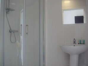 Douche, articles de toilette (gratuits), séchoir à cheveux