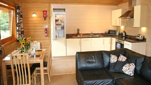 Cabin (Fairway) | Private kitchen - Fingle Glen Hotel (Exeter)