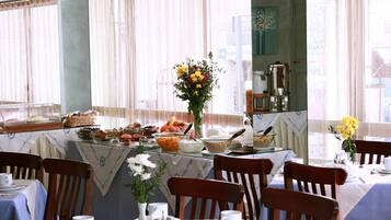 Free daily buffet breakfast