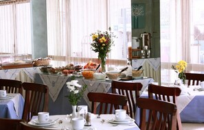 Café da manhã com buffet grÔtis todos os dias