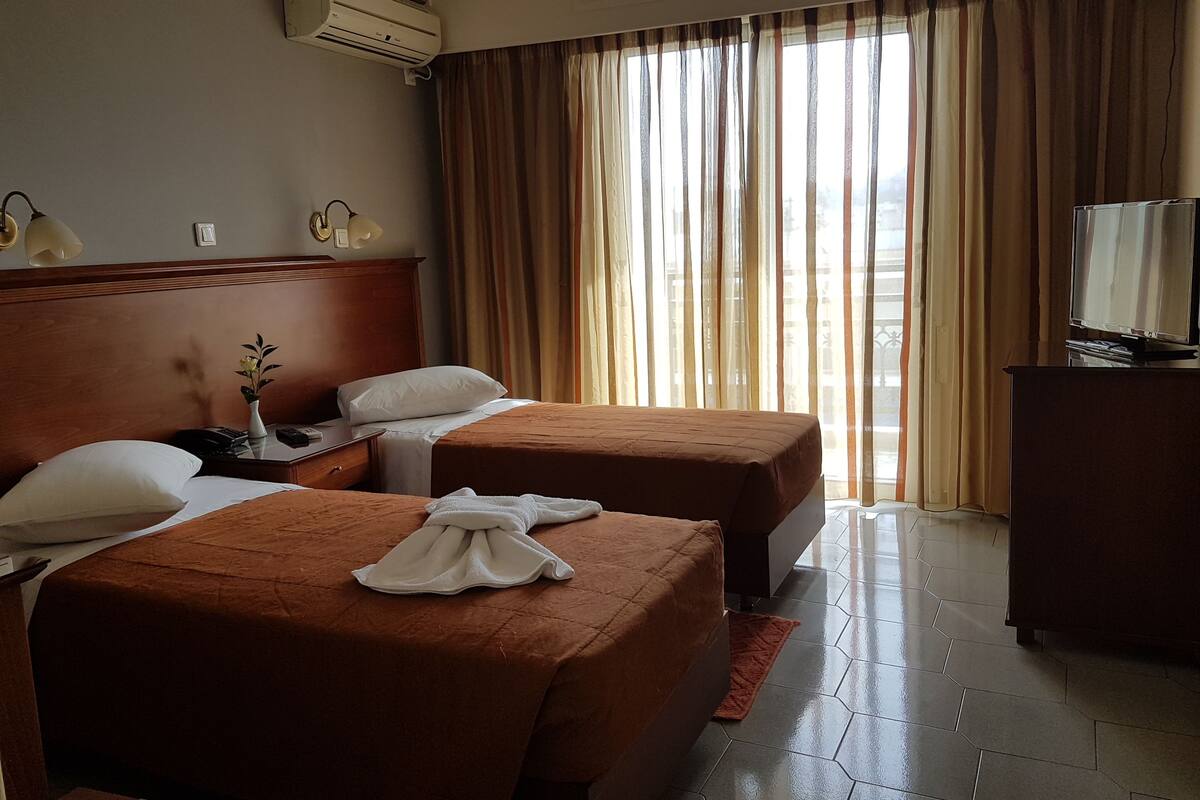Kamar Double atau Twin | Seprai premium, minibar, brankas, dan meja kerja