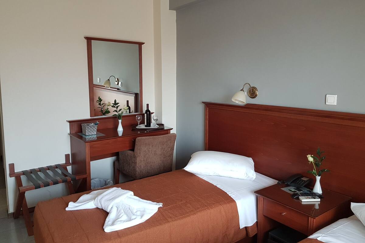 Kamar Triple | Seprai premium, minibar, brankas, dan meja kerja