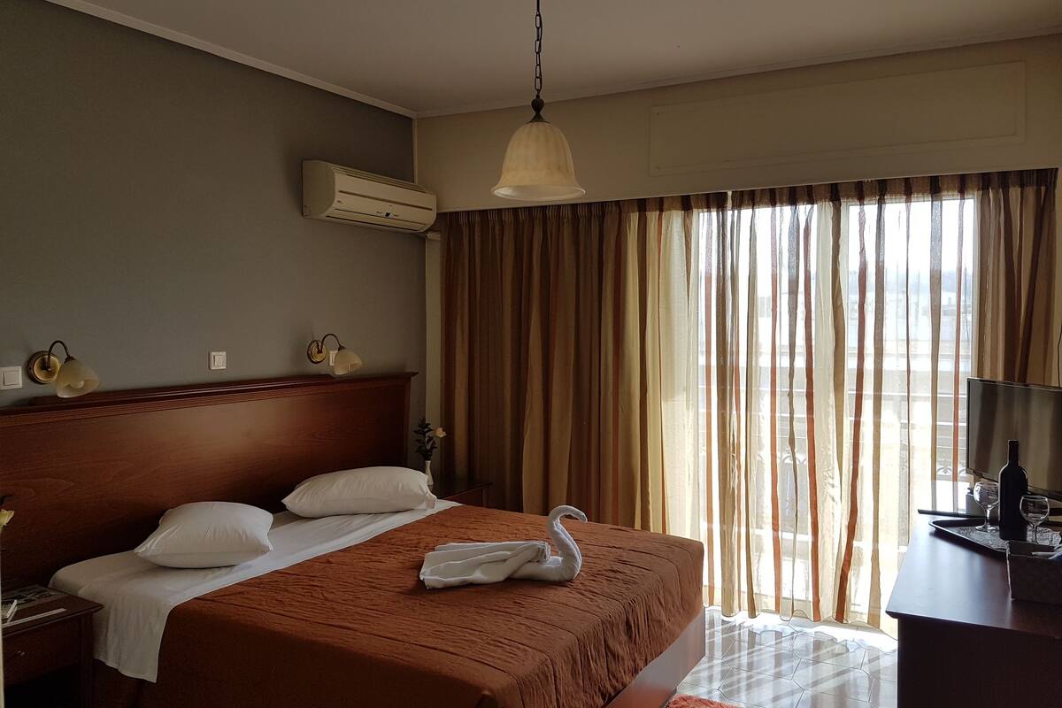 Kamar Single | Seprai premium, minibar, brankas, dan meja kerja