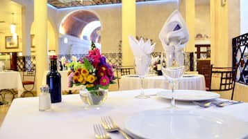 S'hi serveixen esmorzars, dinars, sopars i plats de cuina internacional