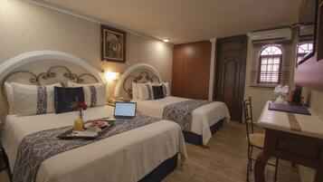 Quarto básico, 2 camas de casal (Preferencial) | Cofres nos quartos, escrivaninha, espaço de trabalho para notebook