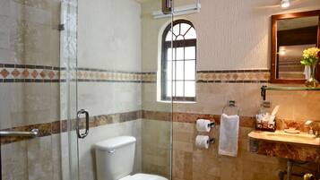 Produtos de toalete grátis, secador de cabelo, toalhas de banho