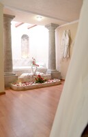 Artículos de tocador gratuitos, secador de pelo, toallas, jabón