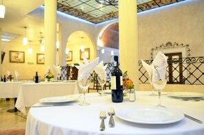 Ze serveren er ontbijt, lunch en diner 