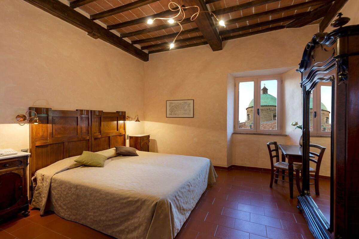 In-room safe, iron/ironing board (on request), WiFi (free), bed sheets