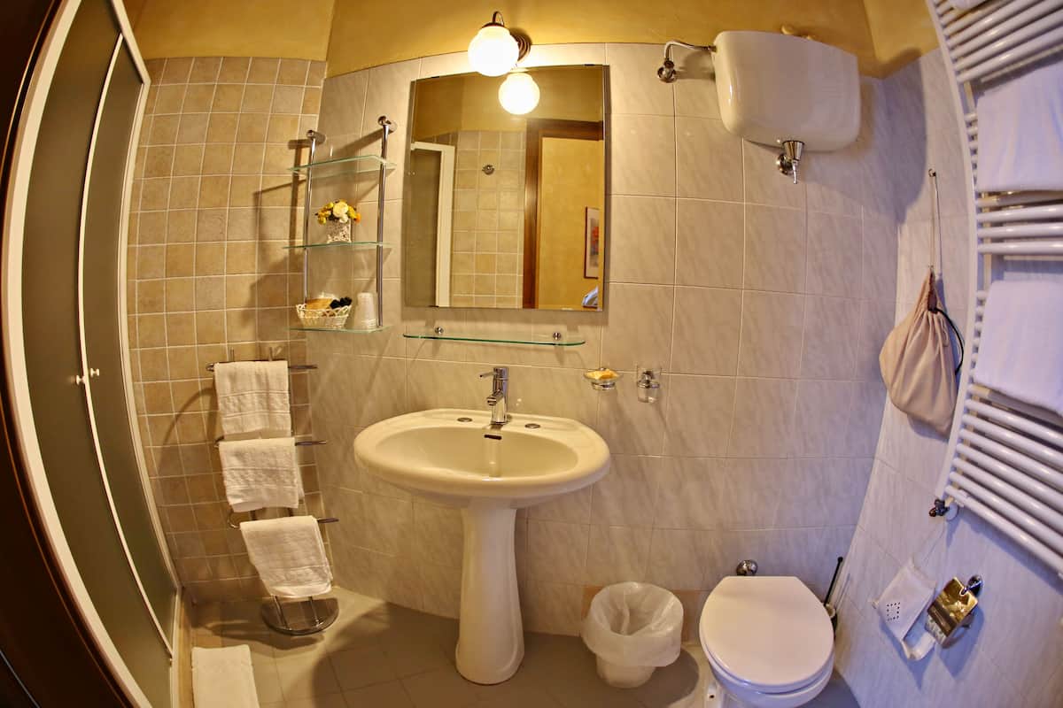 triple room | bathroom | shower, rainfall showerhead, free toiletries, hair dryer