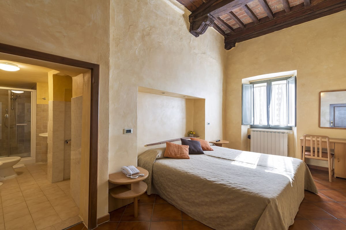 standard double or twin room | in-room safe, iron/ironing board, free wifi, bed sheets