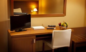 고급 침구, 오리/거위털 이불, 미니바, 객실 내 금고