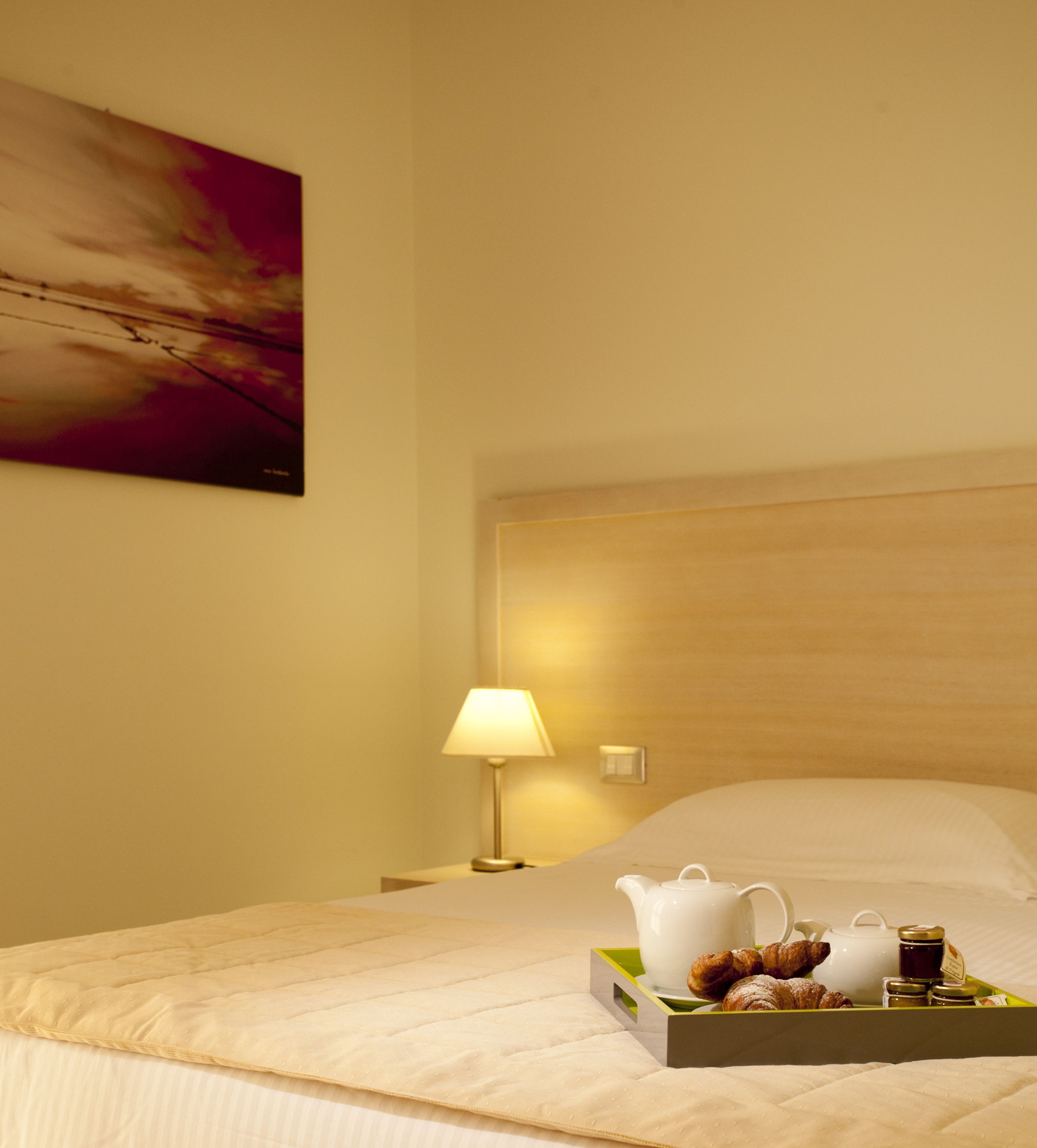 standard double or twin room, 1 double or 2 single beds | room service – dining