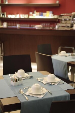 Bao gồm bữa sáng đầy đủ hàng ngày 