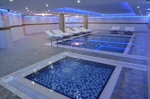 Indoor pool, outdoor pool, pool umbrellas, sun loungers - Grand Zaman Beach Hotel - All Inclusive (Alanya)