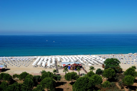Am Strand, Liegestühle, Sonnenschirme, Volleyball. Grand Zaman Beach Hotel - All Inclusive