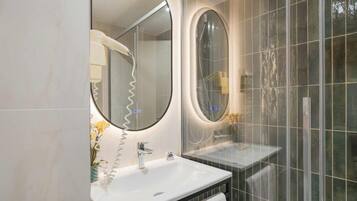 Classic Twin Room, Balcony | Bathroom | Shower, eco-friendly toiletries, hair dryer, towels