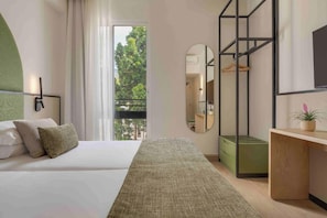 Kamar Twin Klasik | Brankas, meja kerja, tirai kedap cahaya, dan tempat tidur bayi gratis