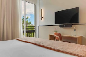 Classic Double Room | In-room safe, desk, blackout drapes, free cribs/infant beds - The Editory Garden Carmo Funchal (Funchal)