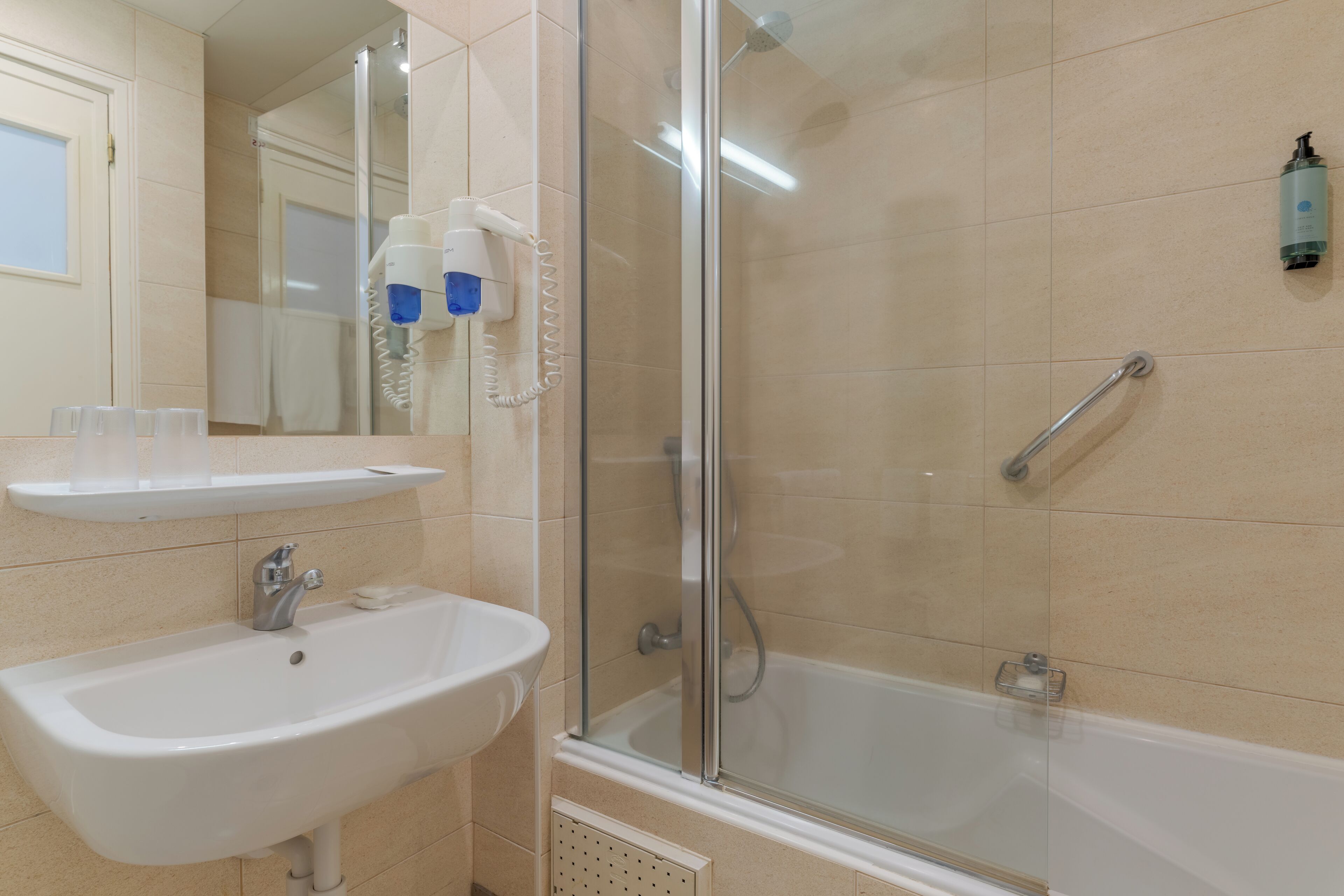 combined shower/bathtub, eco-friendly toiletries, hair dryer, towels